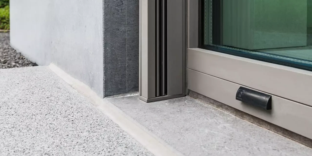 Aesthetic connection to a sill